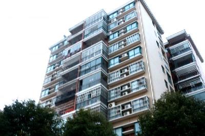 孝昌某小区6楼一住户家起火  民警及特勤疏散住户消防扑灭（图）