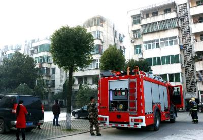 孝昌一居民楼6楼着火  消防奋战40分钟扑灭