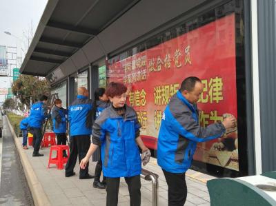 孝昌志愿者清理街头卫生　弘扬雷锋精神