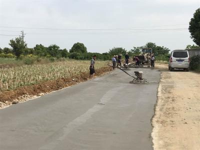 通村公路修到家门口　打通村民致富路