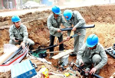 野蛮施工挖断地埋电缆  孝昌供电公司抢修4个多小时修复！