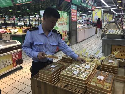 县食药监局开展节前食品安全大检查
