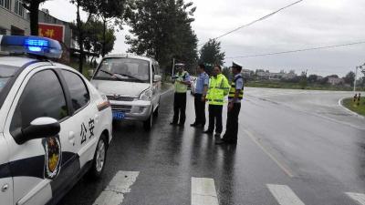 异地用警交叉执法　交警冒雨严查交通违法行为 