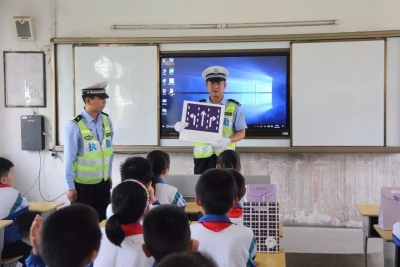 “千名交警进校园”