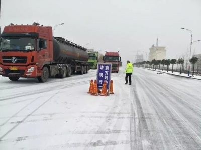 大雪导致高速封闭，大量货车滞留！孝昌这群人的做法让人称赞！