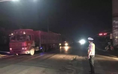 外地超载货车结队冲岗别警车，两地警方联合在孝昌拦停！