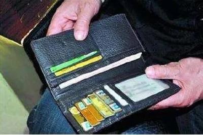 上班路上捡钱包 孝昌机智交警“罚单”寻失主