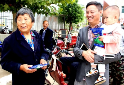 湖北爱心企业到季店乡扶贫，捐赠3.6万元油菜种子助农增收！