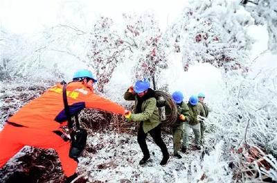覆冰压断笔架山高压输电线路，电力工人深山开路全力抢修！