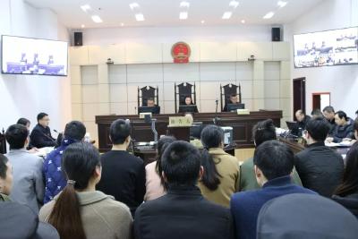 孝昌县法院公开审理一起电信诈骗案，22名被告人受审！