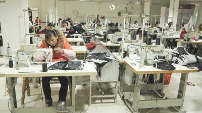王店镇：扶贫车间解“忧愁”，带娃工作两不误！