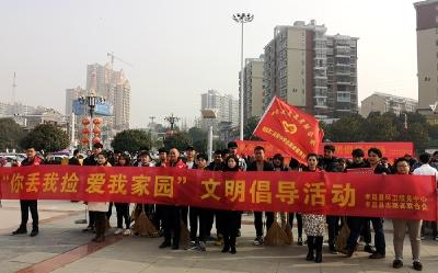 孝昌县学雷锋志愿者“你丢我捡，爱我家园”服务活动全面铺开