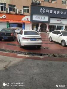 脚被小区不锈钢防护网划伤 市民孙女士投诉中心广场物业 律师这样回应