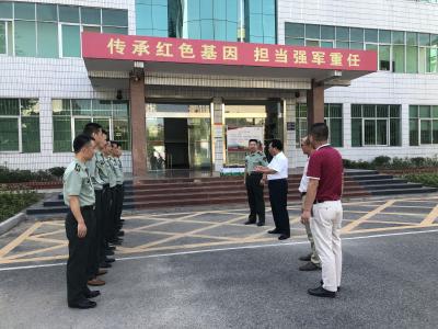 县总工会到人武部开展八一慰问送清凉