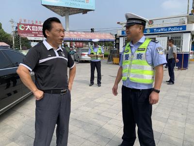 炎炎夏日 县总工会为执勤交警“送清凉”
