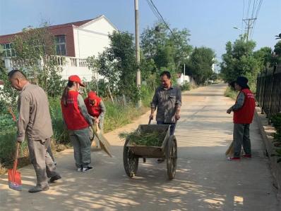 县供电公司：头顶烈日清扫垃圾 助力“美丽乡村”建设