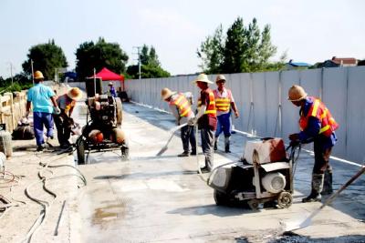 战高温，抗酷暑！花园南大桥加固工程正在进行中！