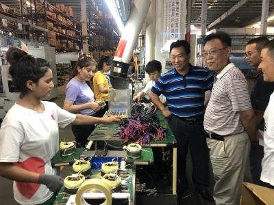市总工会向在孝集中务工新疆籍职工“送清凉”