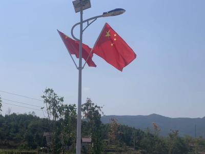 国旗飘扬 大山里的别样风景