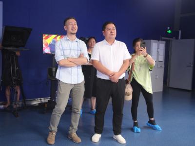 孝昌籍文化名人冷炳冰到孝昌融媒体中心调研