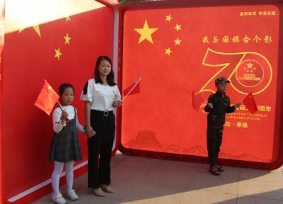 【颂祖国·贺华诞】我和国旗合个影！孝昌人用最灿烂的笑脸为祖国送祝福！