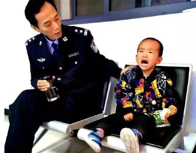 两岁孩子随父亲逛超市走散，暖心民警边哄边找孩子父母！