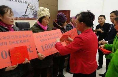 孝昌发放“贫困母亲两癌救助”公益金！