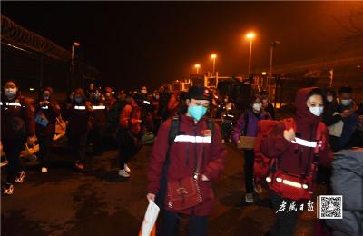 凌晨2时，重庆市第一批援鄂医疗队抵达孝感！