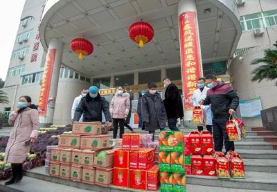 云梦仨姊妹送水果到疫情防控一线