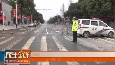 －－我县交警部门对违规上路的电动车、摩托车进行暂扣