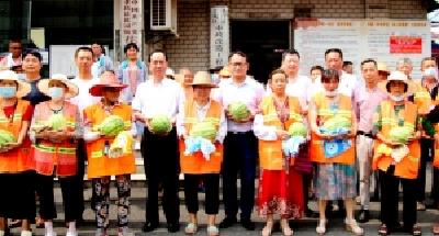 孝昌2家爱心合作社高温慰问环卫工人