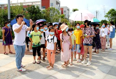 参观博物馆、进县城学校体验！这些孩子真快乐！