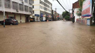王店镇区街面积水50公分以上，大涵洞积水1.5米!