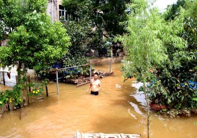 孝昌突降大暴雨城区多条街道积水 城郊几家农户被困