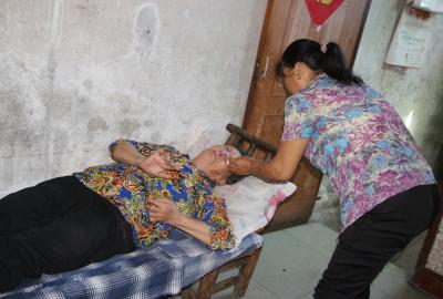 孝昌小悟黄女士求助：父亲遇车祸去世母亲药费无着落