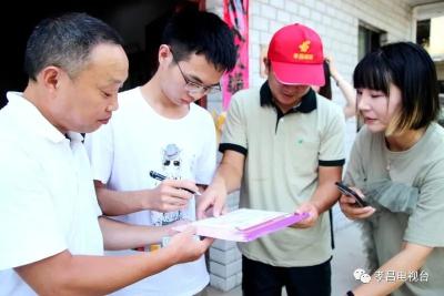 孝昌首张清华大学录取通知书送达乐明富同学手中