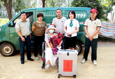 孝昌患骨巨细胞瘤女孩余依泉接到大学录取通知书！