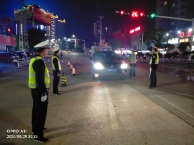 警色伴月色，守护平安共团圆！