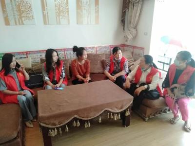 县妇联到结对社区开展“姐妹牵手 与爱同行” 巾帼志愿暖心行动