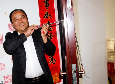 妈妈送孩子上学忘带钥匙，志愿者助其开锁进屋!