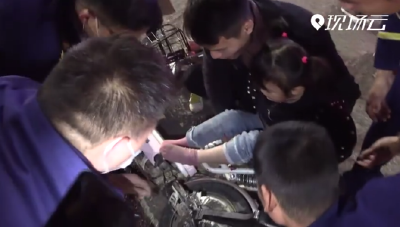 小女孩脚卡电动车，紧急救援脱险！