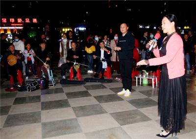 孝昌本土文艺爱好者齐聚花园门广场开起“演唱会”