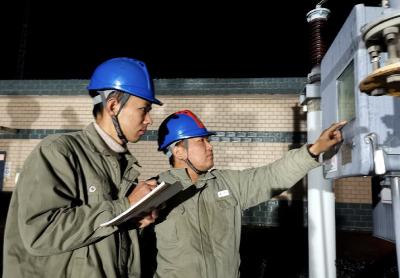 供电公司：寒冬夜间细心巡查，保障设备稳定运行