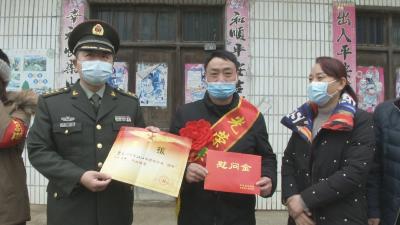 王荣走访慰问立功受奖现役军人家属