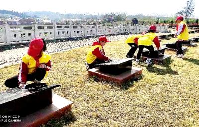 孝昌社会各界到革命烈士陵园祭奠先烈！