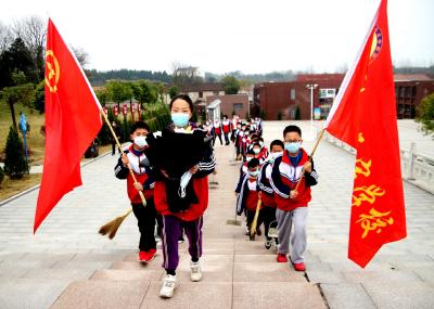 孝昌县卓宇学校开展“缅怀先烈，清扫陵园”活动 