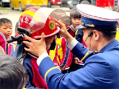 萌娃走进消防救援站“零距离”学防火知识