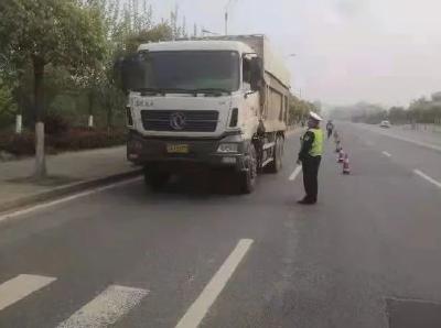 孝昌交警重拳出击，重点整治大货车超载超限