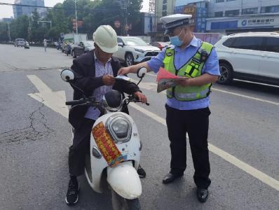 孝昌交警开展“一盔一带”安全守护行动