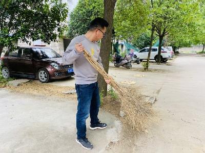 美化环境扮靓家园！县融媒体中心到社区开展“村庄清洁日”活动